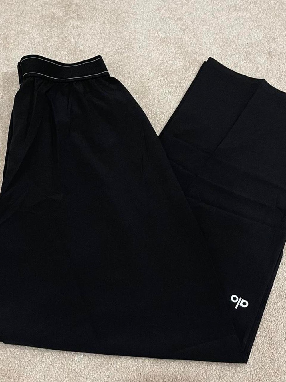 ALO Yoga Women's Wide Leg Pants in Black - Picture 2 of 3